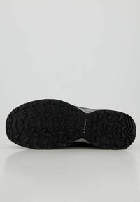 Suola di scarpa in gomma nera con un motivo a trama testurizzata, caratterizzata da scanalature angolari e un logo prominente, che offre trazione per l'uso all'aperto.