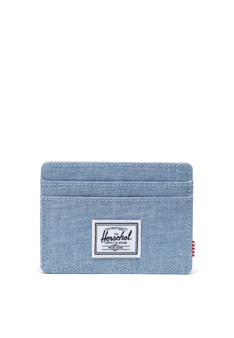 Portafoglio in denim di colore azzurro chiaro, con più slot per carte, finitura cucita e un'etichetta con logo bianco con testo blu scuro.