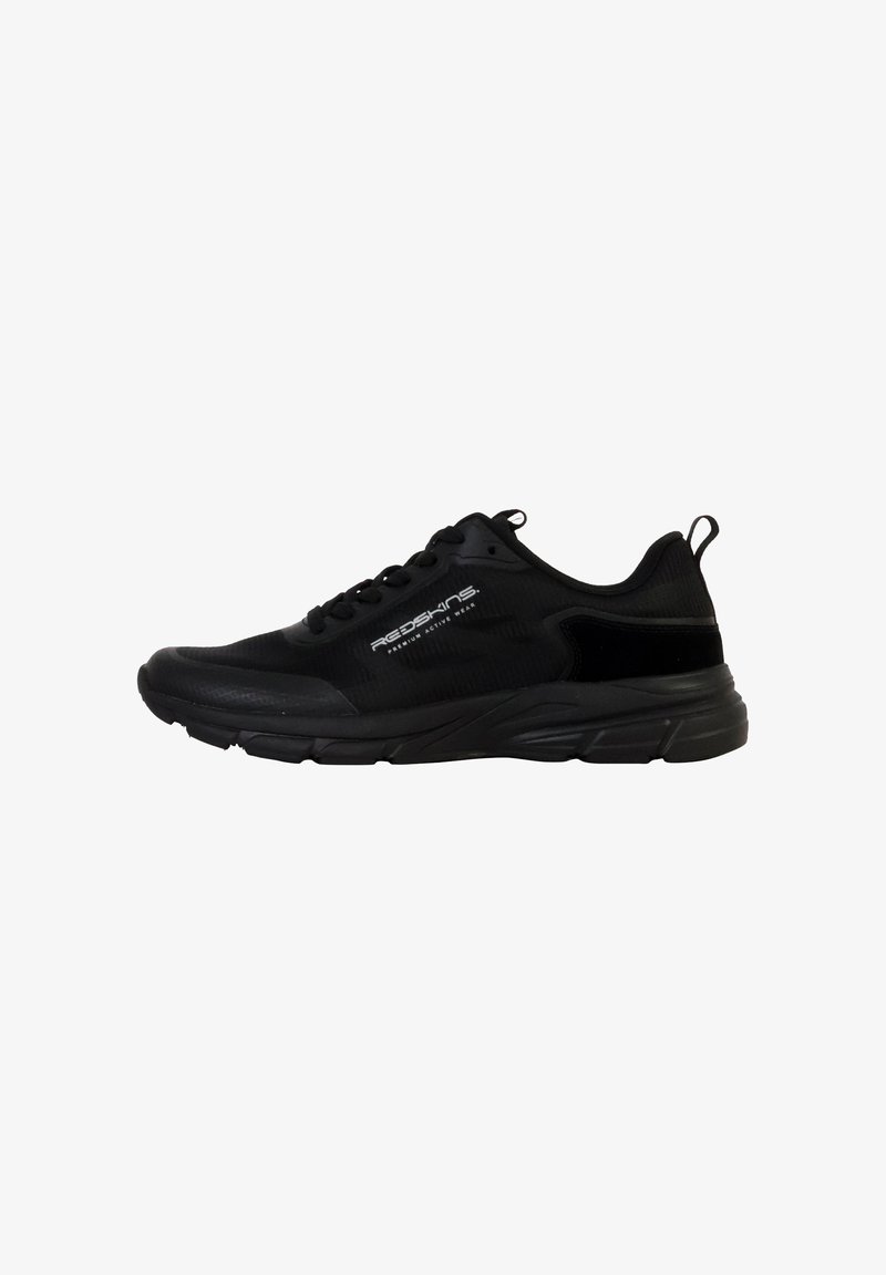 Chaussure de sport noire avec un dessus texturé, un design à lacets et un col rembourré. Elle dispose d'une semelle rembourrée et d'un logo sur le côté.