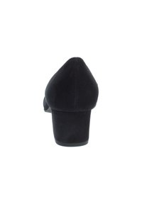 Schwarzer Wildlederschuh mit hohem Absatz, spitz zulaufender Zehenpartie und abgerundetem Absatz. Die Textur ist glatt, und das Gesamtdesign ist elegant und schlicht.