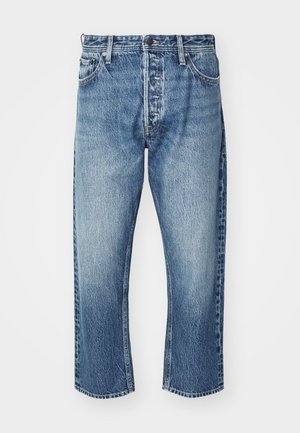 Jeans in denim di un blu chiaro con una finitura sbiadita. Presentano un taglio dritto, cinque tasche e una chiusura con bottone argentato.