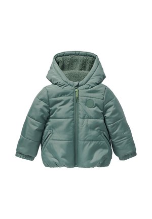 Groene gewatteerde peuterjas met capuchon, voorrits, fleece voering, zijzakken en elastische manchetten, geïsoleerd op een witte achtergrond.