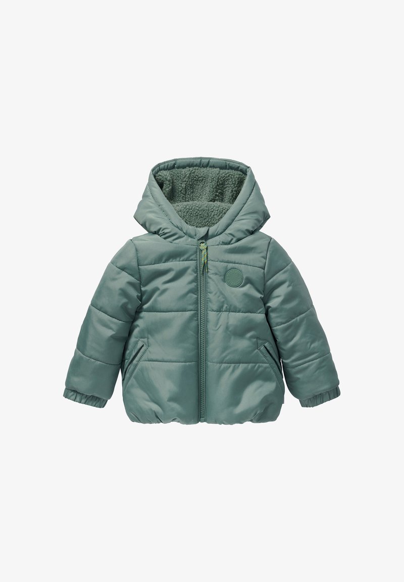 Zielona ocieplana kurtka dla małego dziecka z kapturem, przednim zamkiem, polarem wewnątrz, bocznymi kieszeniami i elastycznymi mankietami, izolowana na białym tle.