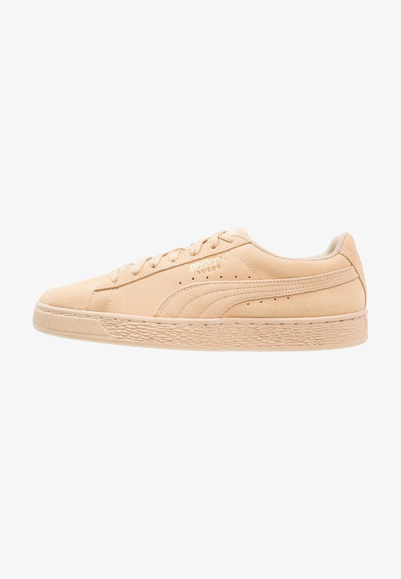 Sneaker beige Puma Suede a basso profilo con chiusura con lacci e suola testurizzata, vista dal lato esterno.