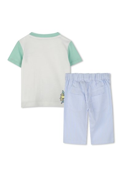 Chemise à manches courtes blanche avec des accents menthe et un détail de fleur jaune, associée à un short rayé bleu clair et blanc avec une taille élastique.