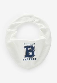 Vit bomullsservett med ribbad textur, med marinblått tryckt text "LITEN BROR" och en stor "B"-detalj. Fästs med en tryckknapp.