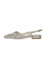 Scarpa slingback in pelle di grigio chiaro con design a intaglio. Presenta dettagli in tono argento e un tacco piatto per il massimo comfort. Con fasce e fibbia regolabile.