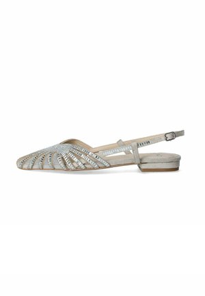 Scarpa slingback in pelle di grigio chiaro con design a intaglio. Presenta dettagli in tono argento e un tacco piatto per il massimo comfort. Con fasce e fibbia regolabile.