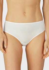 Witte hooggehaakte onderbroeken van gladde stof, met minimale naden, een zachte tailleband en een naadloos ontwerp voor comfort.