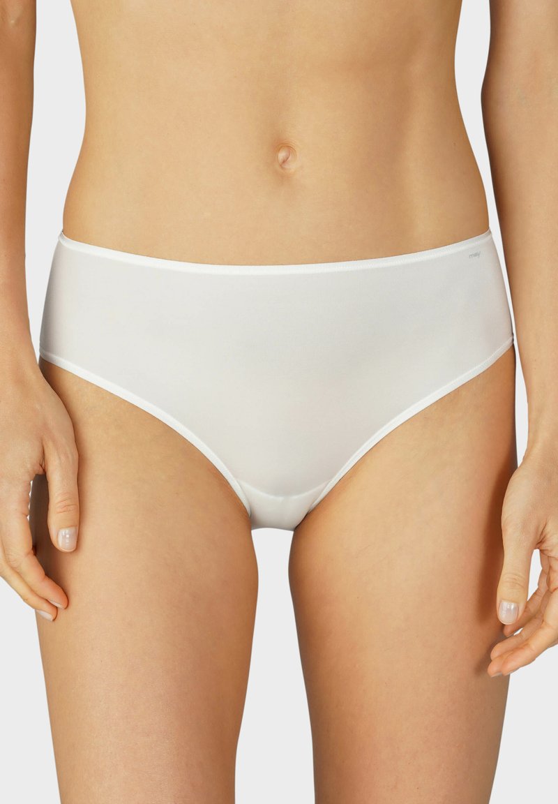 Witte hooggehaakte onderbroeken van gladde stof, met minimale naden, een zachte tailleband en een naadloos ontwerp voor comfort.
