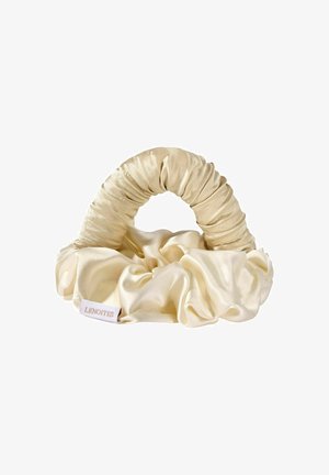 Satin-Haargummi in Cremefarbe mit gepolstertem, gerafftem Schlaufenhenkel und Stoffetikett mit der Aufschrift „LENOITES“ auf einfarbigem Hintergrund.