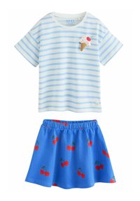 Pasiasty T-shirt z krótkim rękawem w jasnoniebieskim i białym kolorze, z naszywką w kształcie rożka lodów; zestawiony z niebieską spódnicą zdobioną czerwonymi wiśniami.