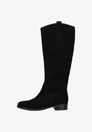 Bota alta de ante negra hasta la rodilla con tacón bajo y punta redondeada, con una tira en la parte superior para facilitar su uso.