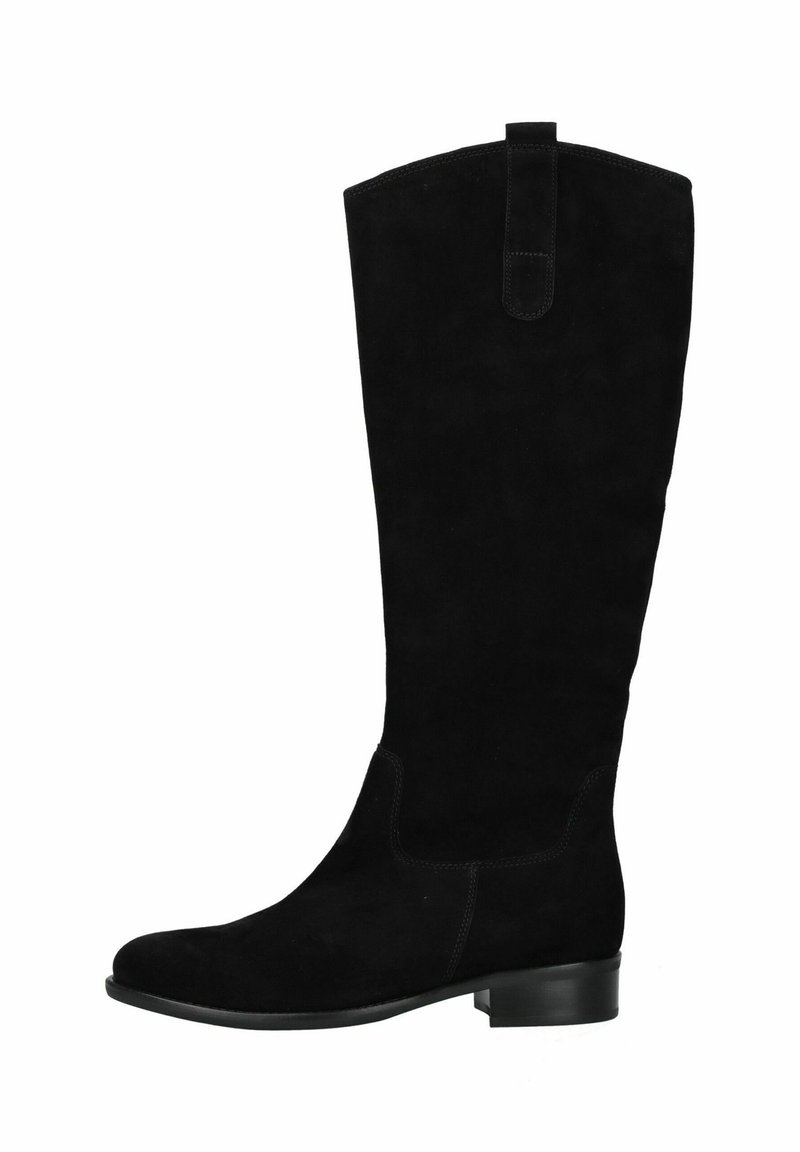 Stivale alto in suede nero con tacco basso e punta arrotondata, dotato di un linguetta superiore per una facile calzata.