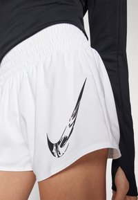 Nike Performance ONE - Pantalón corto de deporte - white/black
