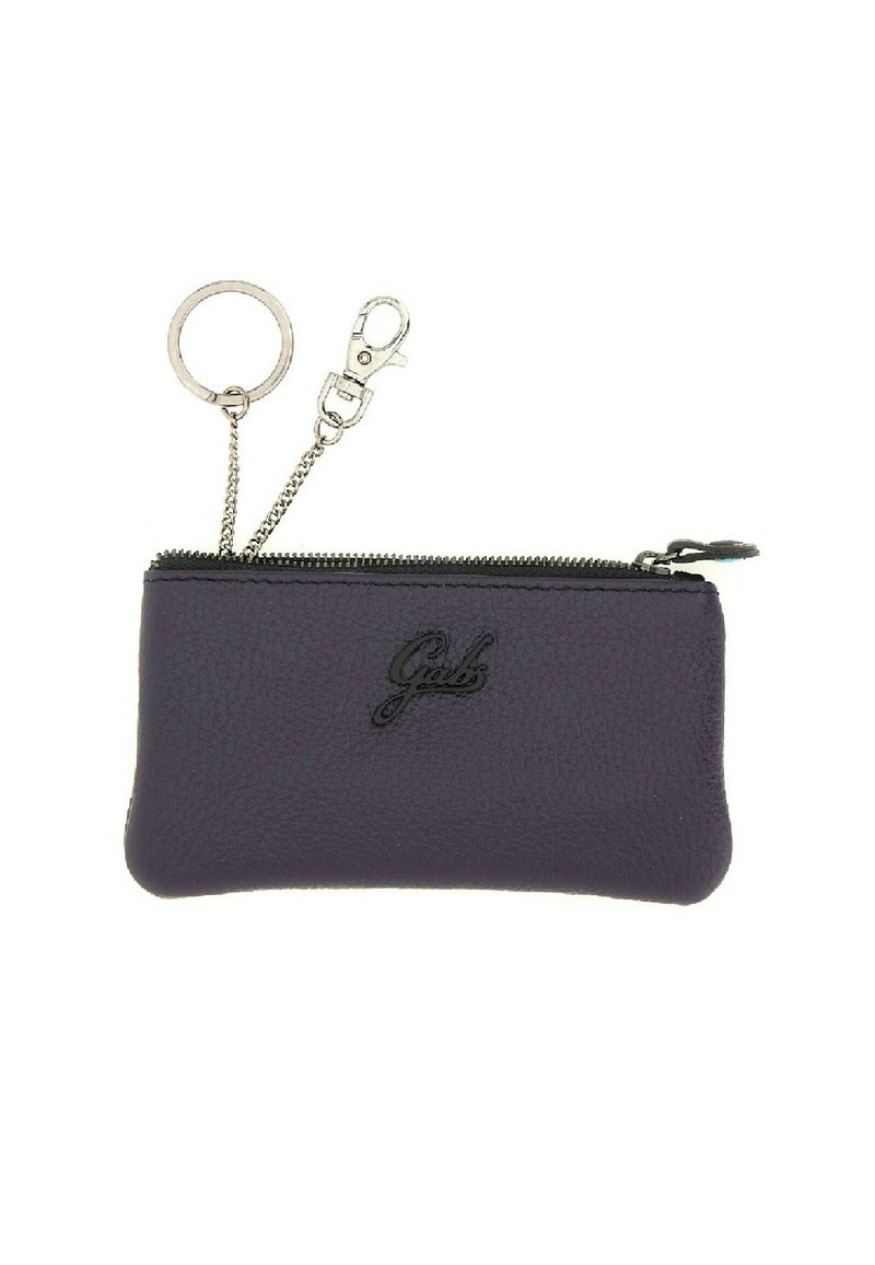 Pochette in pelle viola con superficie texturizzata, logo nero e hardware in argento, inclusi catena e attacco per portachiavi. Chiusura con cerniera.