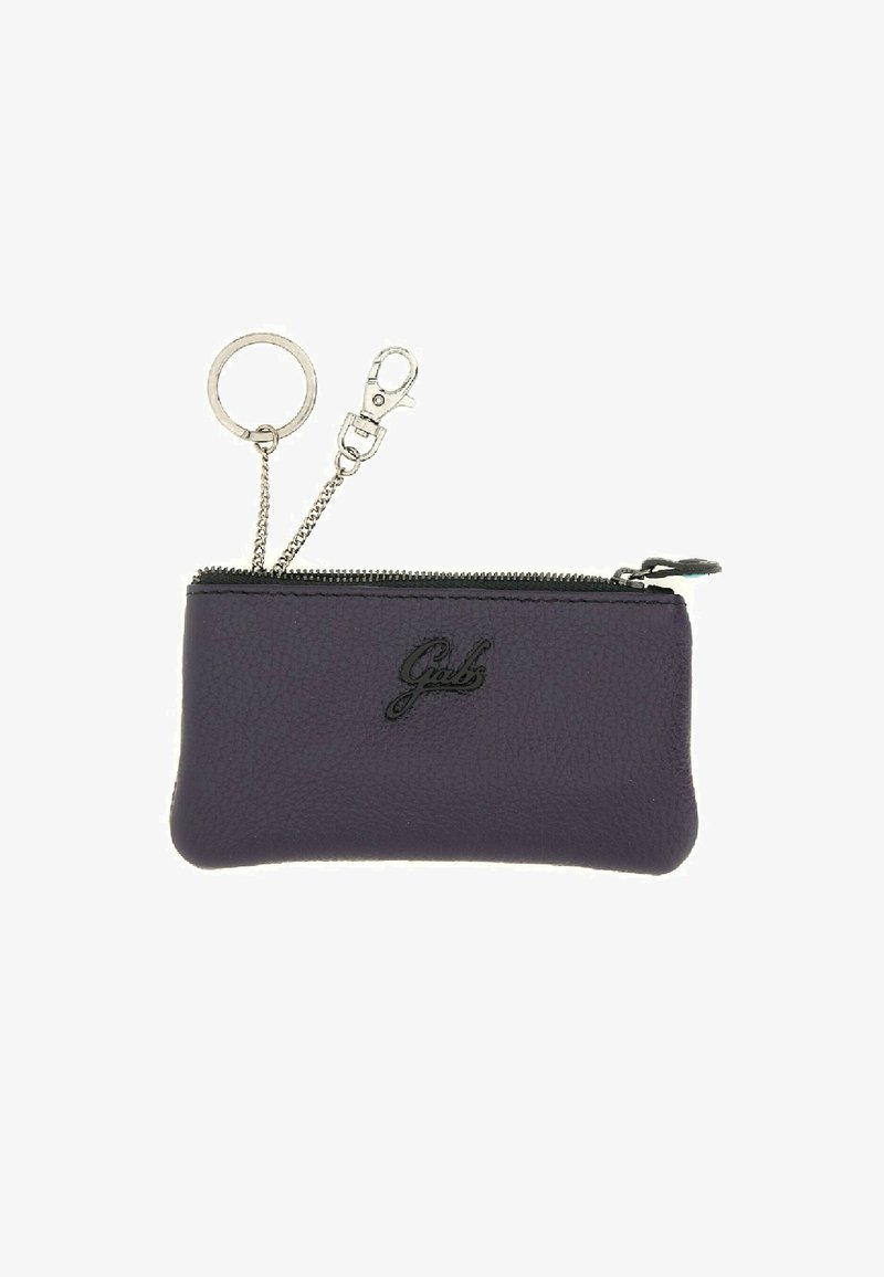 Pochette in pelle viola con superficie texturizzata, logo nero e hardware in argento, inclusi catena e attacco per portachiavi. Chiusura con cerniera.