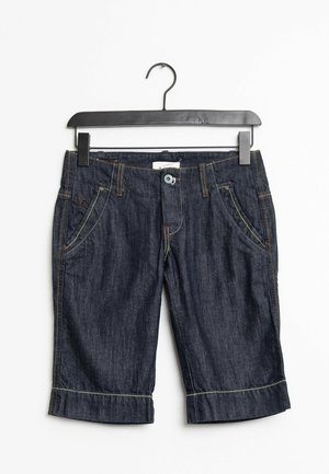 Bermuda shorts de mezclilla azul oscuro con puños enrollados, costuras amarillas, bolsillos delanteros y cierre con un botón.