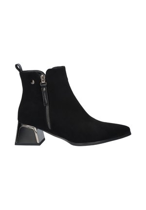 Botas de tobillo de ante negro con punta afilada y cremallera lateral. Cuentan con un tacón de bloque metálico y una tira en la parte trasera.