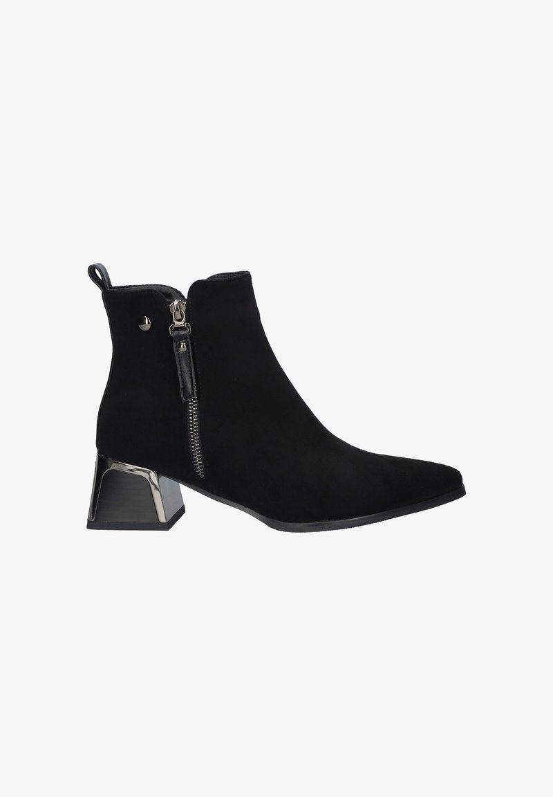 Botas de tobillo de ante negro con punta afilada y cremallera lateral. Cuentan con un tacón de bloque metálico y una tira en la parte trasera.