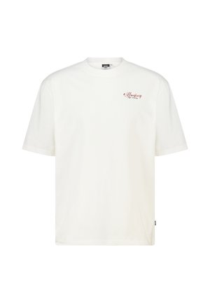 Witte T-shirt met korte mouwen met rode tekst "Williamsburg" en kleinere zwarte letters onderaan op de linkerborst.