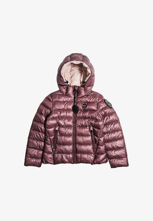 Giacca imbottita in mauve scuro con design trapuntato, zip frontale, cappuccio e due tasche laterali. Interno morbido e badge con logo sulla manica.