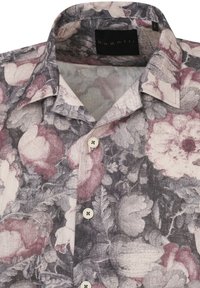 Bluse mit Blumenmuster in Grautönen, Rosa und Creme. Verfügt über einen Knopfverschluss und einen weichen, strukturierten Stoff mit einem Kragen.