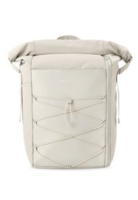 Sac à dos roulé en tissu beige clair avec cordon bungee extérieur, fermeture zippée et logo sur le devant ; surface texturée et design structuré.