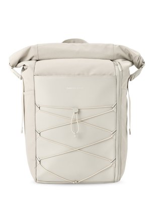 Rucksack mit Rollverschluss aus hellbeigem Stoff, mit äußeren Bungee-Kordeln, Reißverschluss und Logo auf der Vorderseite; strukturierte Oberfläche und durchdachtes Design.