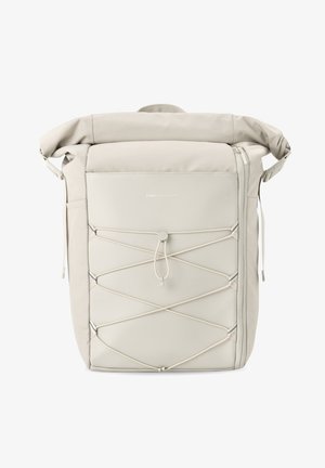 Rolltop rugzak in lichtbeige stof met buitenste bungeekoord, ritsluiting en logo op de voorkant; textuur oppervlak en gestructureerd ontwerp.