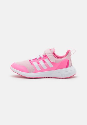 Scarpa da ginnastica rosa con tomaia in mesh, dettagli bianchi e cinturino in Velcro. Presenta un'imbottitura Cloudfoam e una suola testurizzata per la trazione.