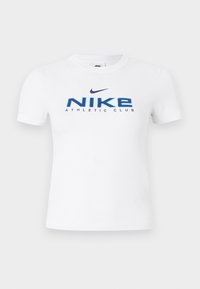 Λευκό κοντομάνικο T-shirt της Nike με μπλε κείμενο "NIKE ATHLETIC CLUB" και σκούρο μπλε λογότυπο Nike Swoosh στο κέντρο μπροστά.