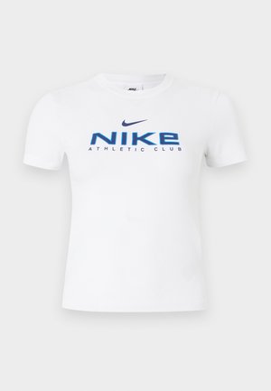 Λευκό κοντομάνικο T-shirt της Nike με μπλε κείμενο "NIKE ATHLETIC CLUB" και σκούρο μπλε λογότυπο Nike Swoosh στο κέντρο μπροστά.