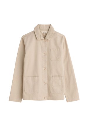 Beige katoenen jack met een kraag, voor knopen, twee grote opgestikte zakken en lange mouwen. Vlotte textuur en eenvoudig ontwerp.