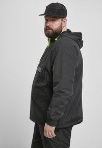 Urban Classics Ulkoilutakki - black