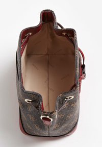 Borsa in tela con esterno a motivo scuro e rifiniture in pelle rossa. Accenti in hardware dorato e un ampio interno beige con stampa del logo.