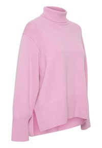 Maglione a collo alto di colore rosa chiaro realizzato in morbido tessuto a maglia, caratterizzato da una vestibilità rilassata, spalle abbassate e dettagli a coste sui polsini e sull'orlo.