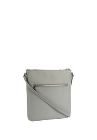Borsa a tracolla in pelle grigia con finitura testurizzata, forma rettangolare, chiusura con zip e tasca frontale con cerniera. Inclusa tracolla regolabile.