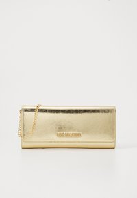 Pochette rectangulaire en métal doré avec chaîne, ornée du logo en relief "LOVE MOSCHINO" sur le rabat, sur fond blanc.