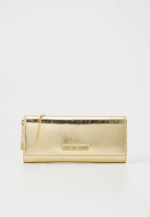 Pochette rectangulaire en métal doré avec chaîne, ornée du logo en relief "LOVE MOSCHINO" sur le rabat, sur fond blanc.
