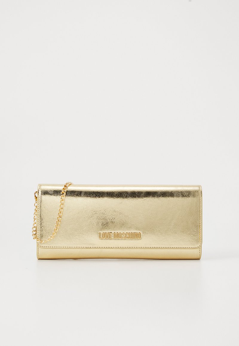 Pochette rectangulaire en métal doré avec chaîne, ornée du logo en relief "LOVE MOSCHINO" sur le rabat, sur fond blanc.