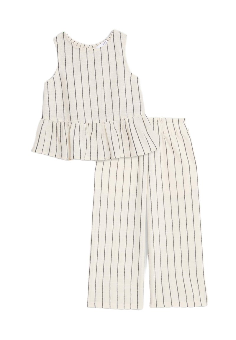 Dvoudílný outfit skládající se z topu bez rukávů s peplum střihem a širokými kalhotami. Materiál je lehký, s bílými a námořnickými vertikálními pruhy.