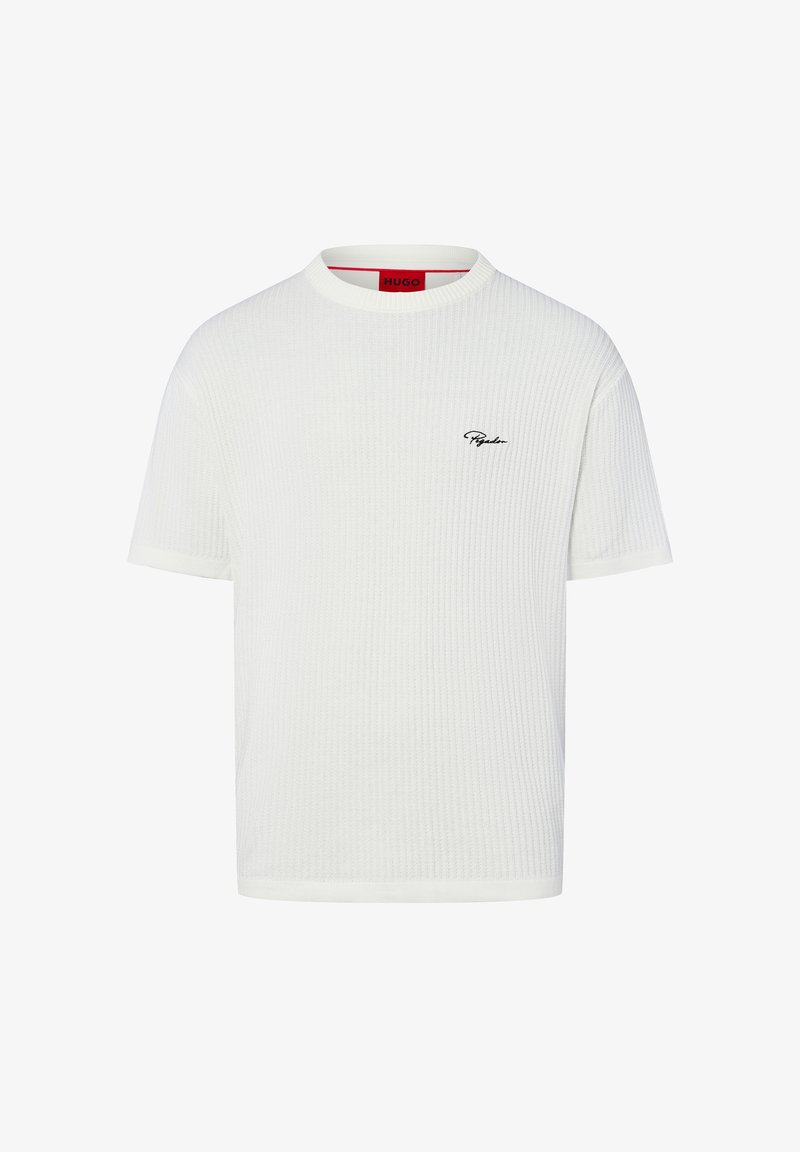 Weißes T-Shirt mit kurzen Ärmeln, gerippter Textur und Rundhalsausschnitt. Mit einem schwarzen gestickten Logo auf der Brust und einem roten Innenetikett.