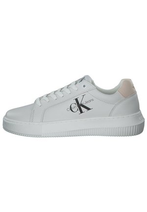 Sneakers bianchi in pelle con una finitura liscia, dotati di una suola in gomma spessa, design minimalista e logo Calvin Klein nero di lato.
