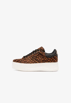 Sneaker a piattaforma bassa con stampa leopardata marrone e nera, lacci neri e collarino del tallone nero decorato con borchie e punte dorate.