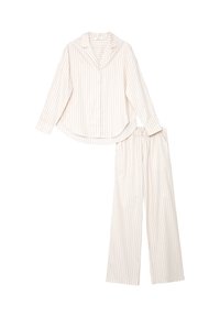 Weißes Nachtwäsche-Oberteil mit langen Ärmeln und Knöpfen sowie passende Hose mit feinen vertikalen roten Streifen, flach auf einem weißen Hintergrund ausgelegt.