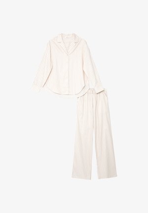 Weißes Nachtwäsche-Oberteil mit langen Ärmeln und Knöpfen sowie passende Hose mit feinen vertikalen roten Streifen, flach auf einem weißen Hintergrund ausgelegt.