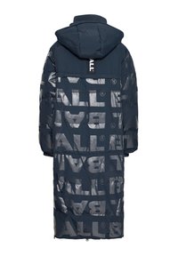 Abrigo acolchado en azul marino, con capucha, detalles brillantes y logotipo en plata, diseño largo con textura acolchada.