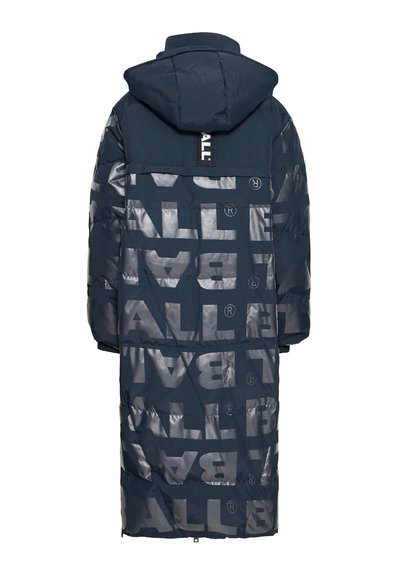 Pūdera jaka tumši zils toņos, ar kapuci, spīdīgi sudraba tekstūra un logotipa akcenti, garš dizains ar polsterētu tekstūru.