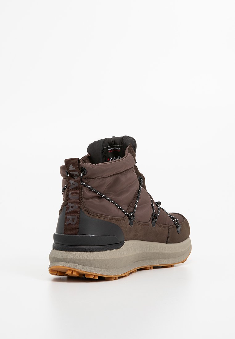 Botas de senderismo impermeables de color marrón con una parte superior acolchada, acentos de goma negra y una suela texturizada. Cuenta con cordones en blanco y negro y una etiqueta en el talón con el logo.